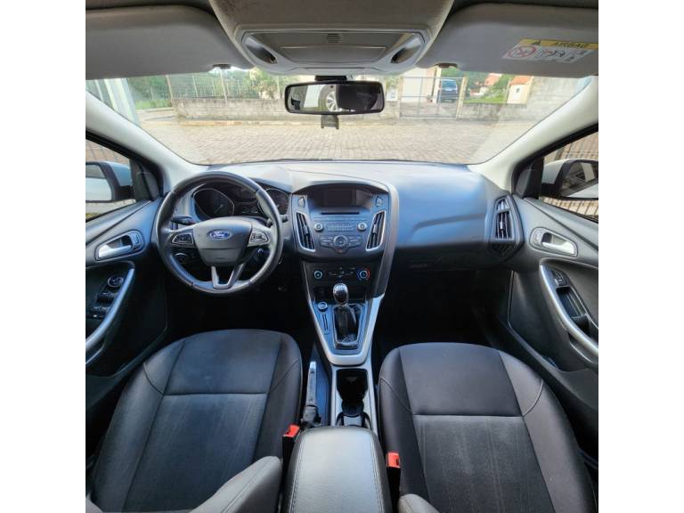 FORD - FOCUS - 2018/2019 - Branca - R$ 72.900,00