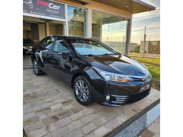 TOYOTA - COROLLA - 2018/2019 - Preta - R$ 105.900,00