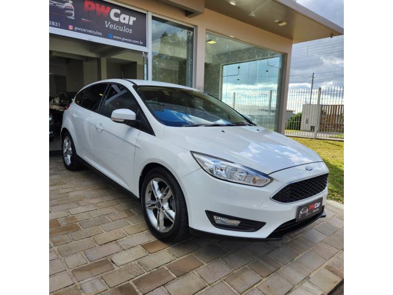 FORD - FOCUS - 2018/2019 - Branca - R$ 72.900,00