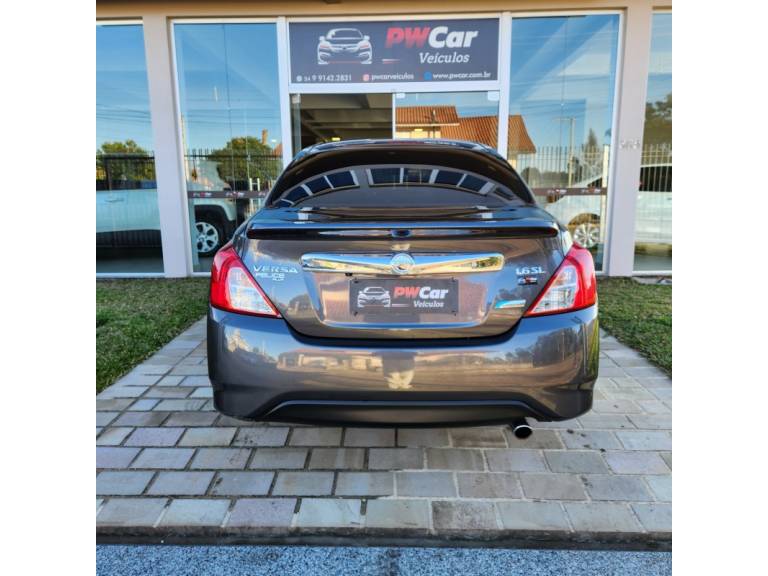 NISSAN - VERSA - 2016/2017 - Cinza - R$ 60.900,00