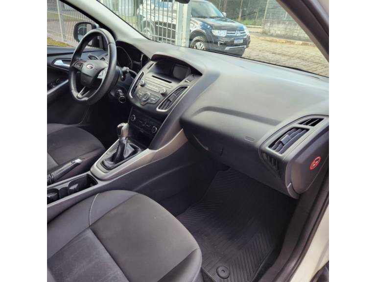 FORD - FOCUS - 2018/2019 - Branca - R$ 72.900,00