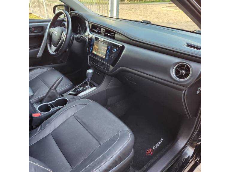 TOYOTA - COROLLA - 2018/2019 - Preta - R$ 105.900,00
