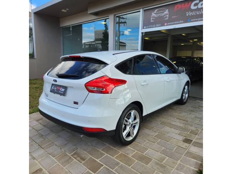 FORD - FOCUS - 2018/2019 - Branca - R$ 72.900,00