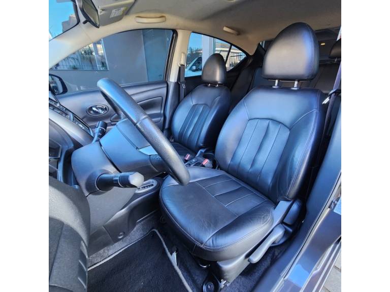 NISSAN - VERSA - 2016/2017 - Cinza - R$ 60.900,00
