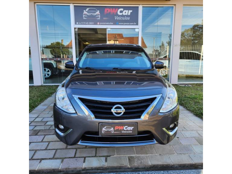NISSAN - VERSA - 2016/2017 - Cinza - R$ 60.900,00