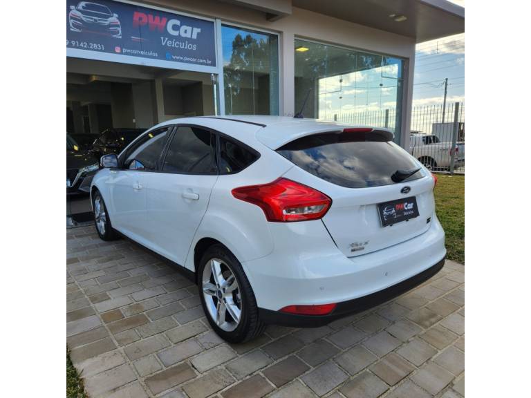 FORD - FOCUS - 2018/2019 - Branca - R$ 72.900,00