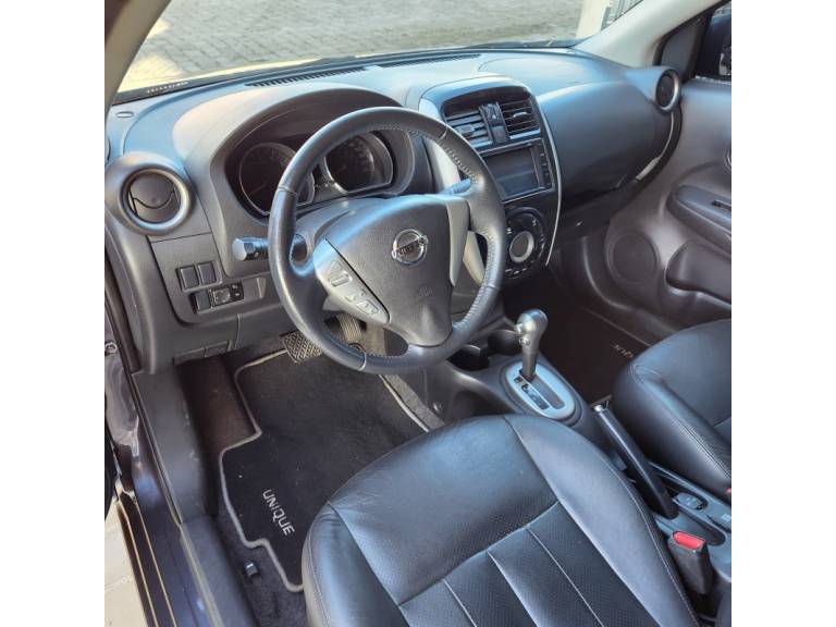 NISSAN - VERSA - 2016/2017 - Cinza - R$ 60.900,00