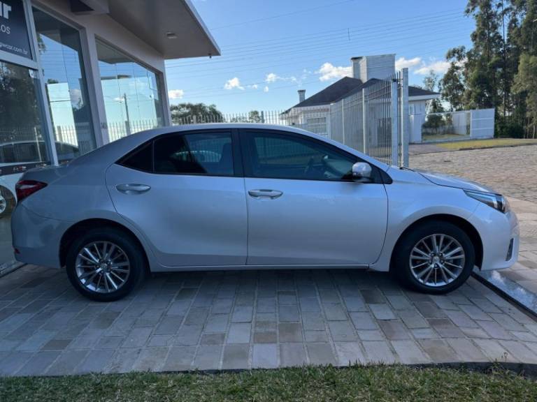 TOYOTA - COROLLA - 2016/2017 - Prata - R$ 96.900,00