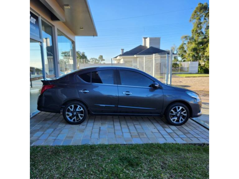 NISSAN - VERSA - 2016/2017 - Cinza - R$ 60.900,00