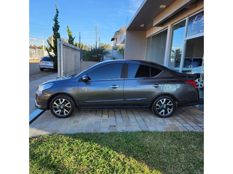 NISSAN - VERSA - 2016/2017 - Cinza - R$ 60.900,00