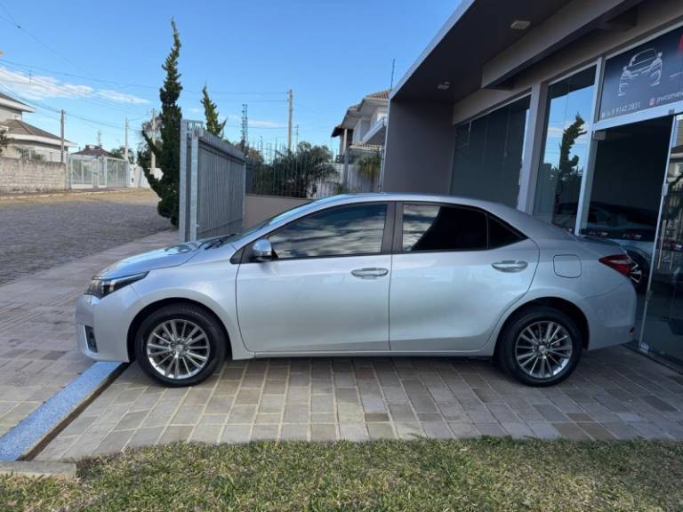 TOYOTA - COROLLA - 2016/2017 - Prata - R$ 96.900,00