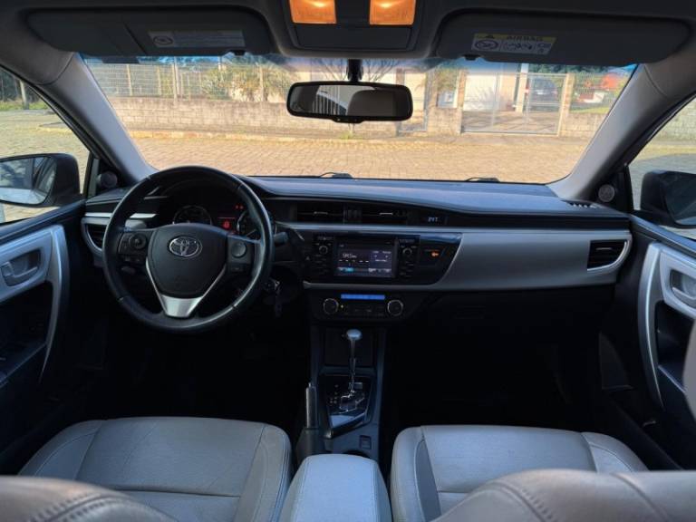 TOYOTA - COROLLA - 2016/2017 - Prata - R$ 96.900,00