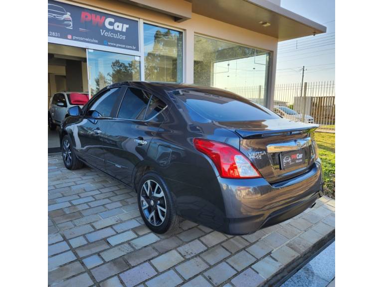 NISSAN - VERSA - 2016/2017 - Cinza - R$ 60.900,00