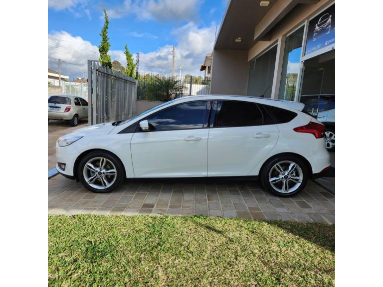 FORD - FOCUS - 2018/2019 - Branca - R$ 72.900,00