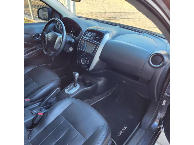 NISSAN - VERSA - 2016/2017 - Cinza - R$ 60.900,00