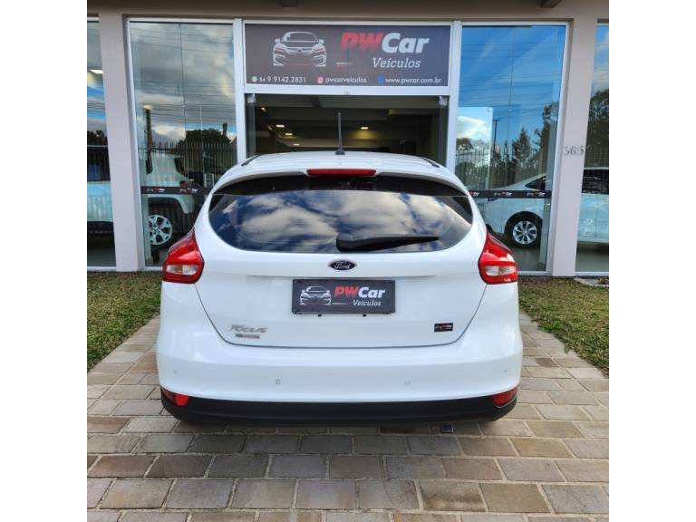 FORD - FOCUS - 2018/2019 - Branca - R$ 72.900,00
