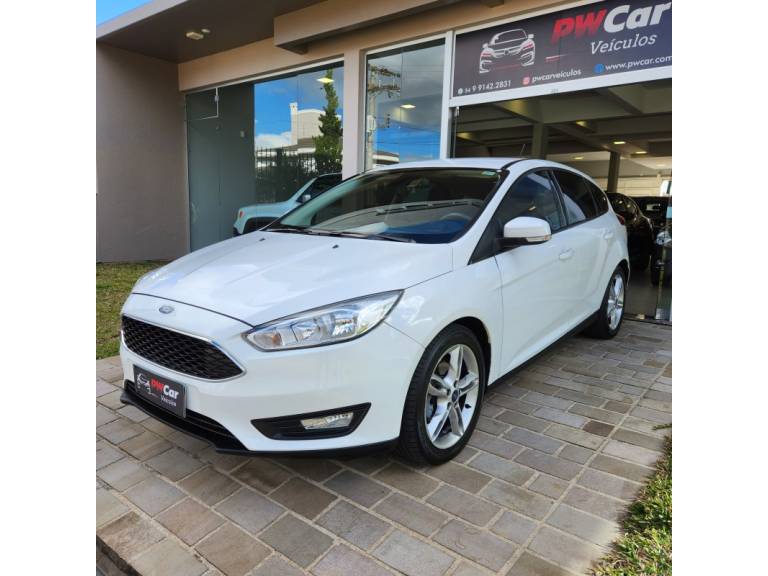 FORD - FOCUS - 2018/2019 - Branca - R$ 72.900,00