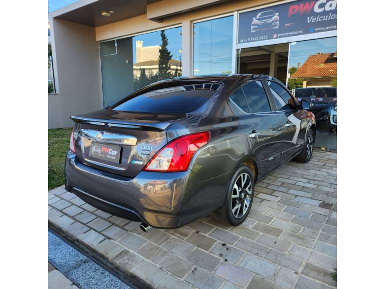 NISSAN - VERSA - 2016/2017 - Cinza - R$ 60.900,00