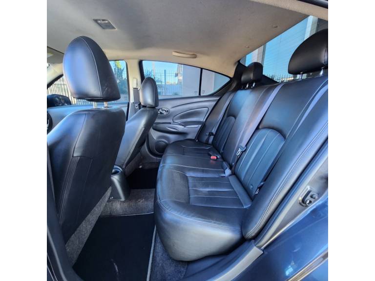 NISSAN - VERSA - 2016/2017 - Cinza - R$ 60.900,00