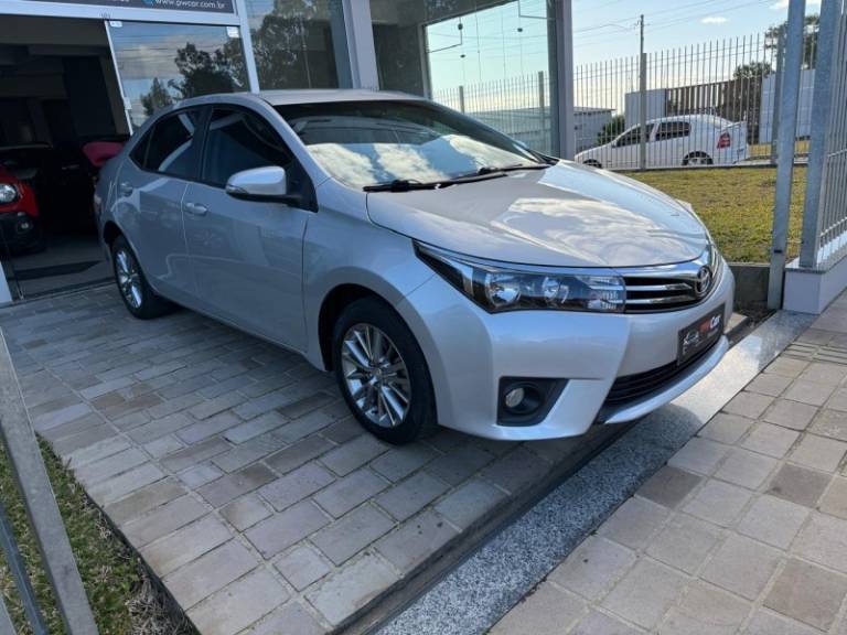 TOYOTA - COROLLA - 2016/2017 - Prata - R$ 96.900,00