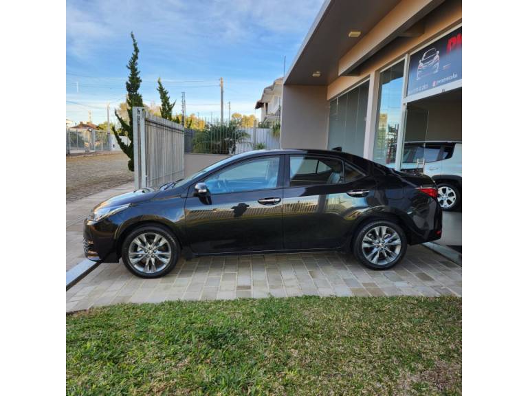 TOYOTA - COROLLA - 2018/2019 - Preta - R$ 105.900,00