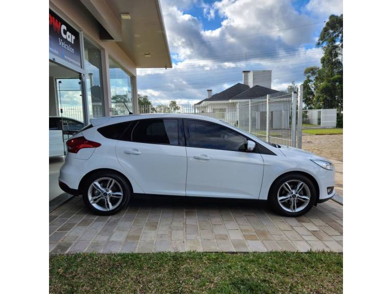 FORD - FOCUS - 2018/2019 - Branca - R$ 72.900,00