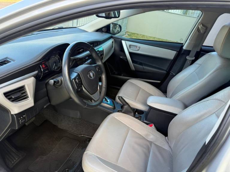 TOYOTA - COROLLA - 2016/2017 - Prata - R$ 96.900,00