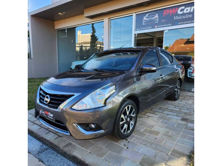 NISSAN - VERSA - 2016/2017 - Cinza - R$ 60.900,00