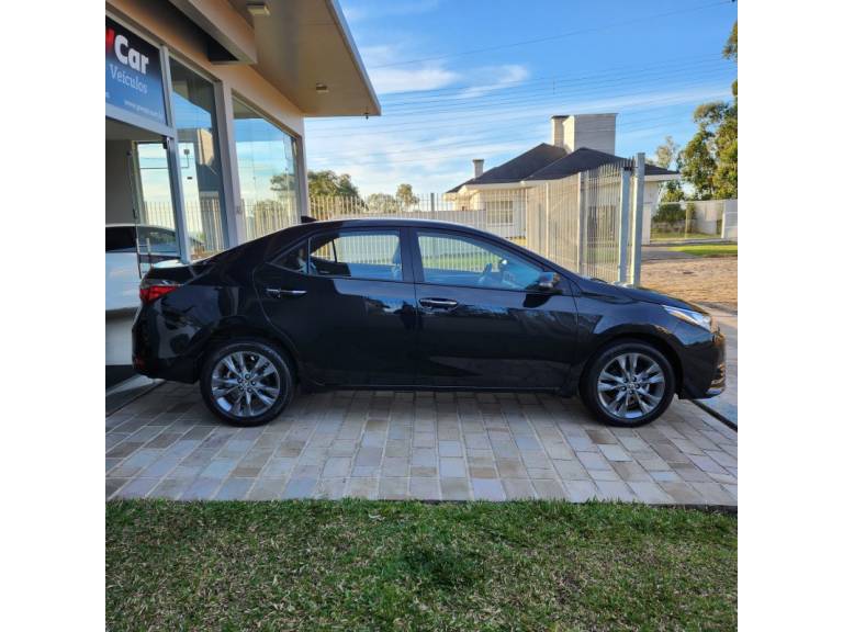 TOYOTA - COROLLA - 2018/2019 - Preta - R$ 105.900,00