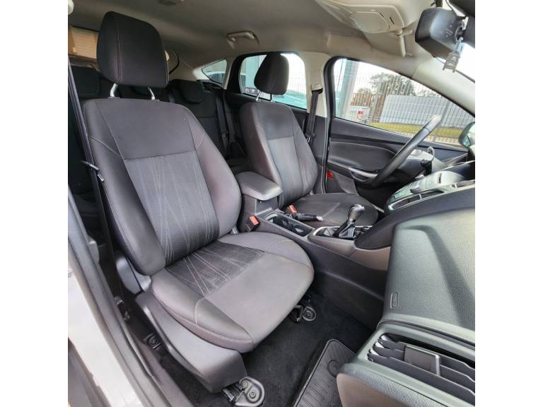 FORD - FOCUS - 2018/2019 - Branca - R$ 72.900,00