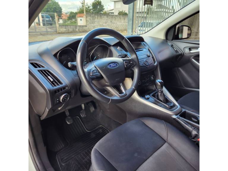 FORD - FOCUS - 2018/2019 - Branca - R$ 72.900,00