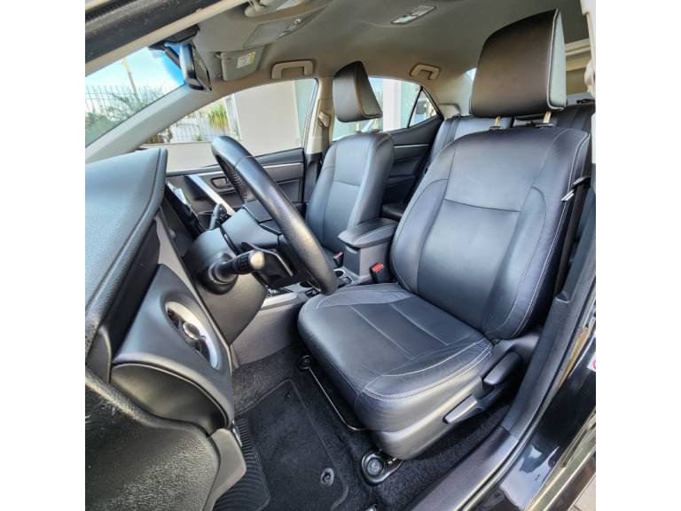 TOYOTA - COROLLA - 2018/2019 - Preta - R$ 105.900,00