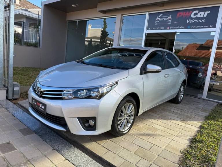 TOYOTA - COROLLA - 2016/2017 - Prata - R$ 96.900,00