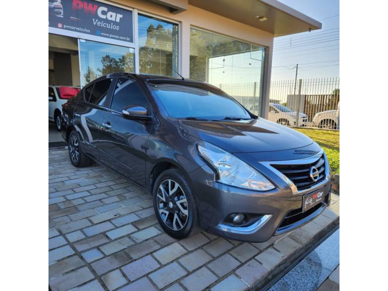 NISSAN - VERSA - 2016/2017 - Cinza - R$ 60.900,00
